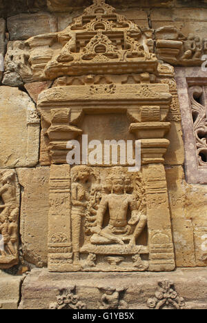 Suppanakhi oder Shurpnakha nähert sich ihr Bruder, Ravana. Eine Szene aus dem Ramayana geschnitzt an der südlichen Wand, Tempel, Papanatha Pattadakkal, Karnataka Stockfoto