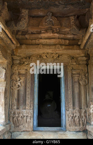 Die Dvara anfliegen - Bandha mit Sala-Shikhara, Papanatha Tempel, Pattadakal Tempel Komplex, Pattadakal, Karnataka, Indien. Stockfoto