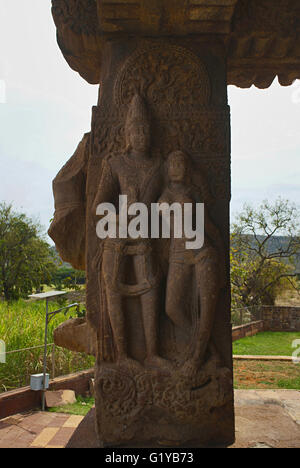 Geschnitzte Figur des menschlichen Paares. Vorderen Säulen der mukha-Mandapa. Pattadakal papanatha Tempel, Tempel Komplex, Pattadakal, Karnataka, Indien Stockfoto