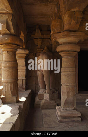 Ein Leben Größe Elefanten Fahrer flankierende Dvara-Bandha, Jain-Tempel, bekannt als Jaina Narayana, Pattadakal, Karnataka, Indien. Stockfoto