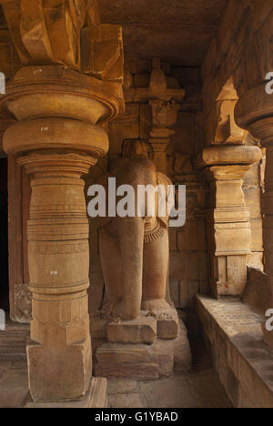 Ein Leben Größe Elefanten Fahrer flankierende Dvara-Bandha, Jain-Tempel, bekannt als Jaina Narayana, Pattadakal, Karnataka, Indien. Stockfoto