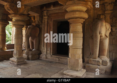 Ein Leben Größe Elefanten Fahrer flankierende Dvara-Bandha, Jain-Tempel, bekannt als Jaina Narayana, Pattadakal, Karnataka, Indien. Stockfoto