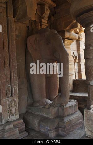 Ein Leben Größe Elefanten Fahrer flankierende Dvara-Bandha, Jain-Tempel, bekannt als Jaina Narayana, Pattadakal, Karnataka, Indien. Stockfoto