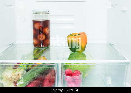 Eine Reihe von verschiedenen Gemüse im Kühlschrank Stockfoto