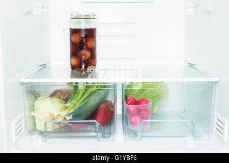 Eine Reihe von verschiedenen Gemüse im Kühlschrank Stockfoto