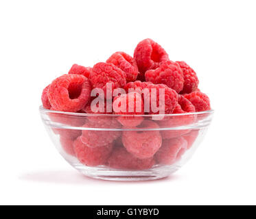 Himbeeren in eine Glasschüssel auf weiß Stockfoto