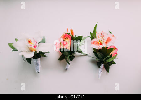 Gruppe von Lily Hochzeit Boutonnieres auf weißem Hintergrund Stockfoto