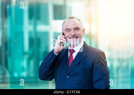 Geschäftsmann, telefonieren mit Handy Stockfoto