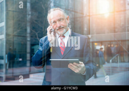 Geschäftsmann, telefonieren mit Handy Stockfoto