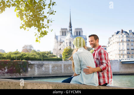 Junges Paar Besuch in Paris Stockfoto
