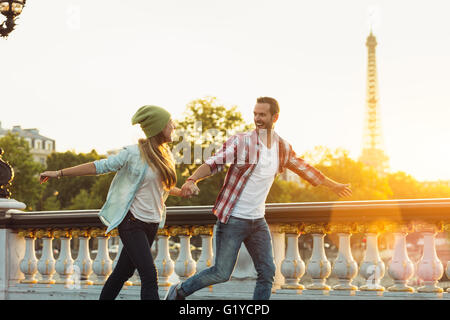 Junges Paar Besuch in Paris Stockfoto