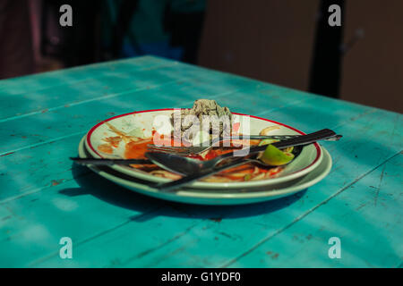 Essensreste auf gestapelten Platten in einem restaurant Stockfoto