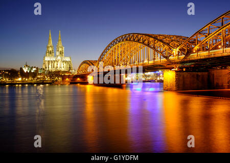 Kölner Dom mit Hohenzollern-Brücke über den Rhein, Dämmerung, Köln, Nordrhein-Westfalen, Deutschland Stockfoto