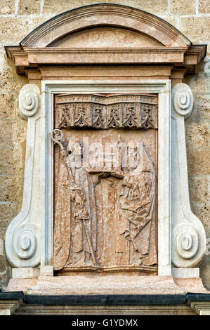 Grabstein des Klosters Gründer Adalbert und Frankenkönigs über dem Portal der Basilika von St. Quirin, Bildhauer Hans Haldner, Stockfoto