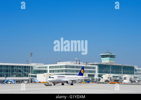 Lufthansa Airbus A 319-100, Turm, Satelliten, Terminal 2, Abflug-Gates J, K, L, Flughafen München, Bayern, Deutschland Stockfoto