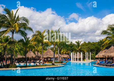 Palmen, Schwimmbad, Palm Sonnenschirme, Iberostar Pararisio Beach Resort, Riviera Maya, Playa del Carmen, Quintana Roo Stockfoto