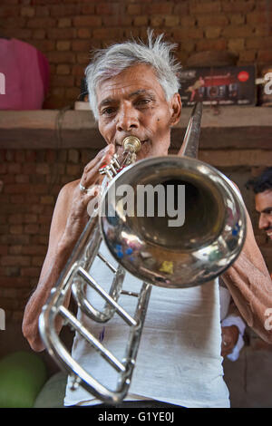 Mann, Eingeborene spielt Posaune, Bera, Rajasthan, Indien Stockfoto