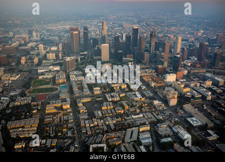 Wolkenkratzer von Downtown Los Angeles im Nebel, Smog, Los Angeles, Los Angeles County, Kalifornien, USA Stockfoto