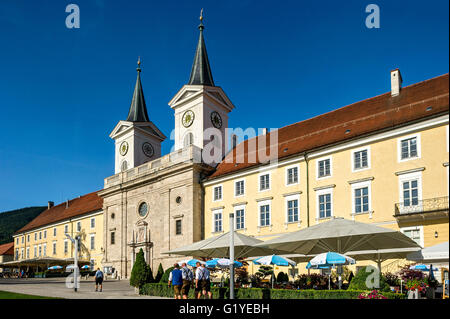 Ehemaligen Benediktinerkloster Tegernsee mit Basilika St. Quirin, heute Schloss mit Bräustüberl Tegernsee, Oberbayern Stockfoto