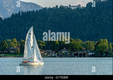 Segelboot auf dem Tegernsee, Schloss Ringenberg, Tegernseer Berge, bayerische Voralpengebiet, Upper Bavaria, Bayern, Deutschland Stockfoto