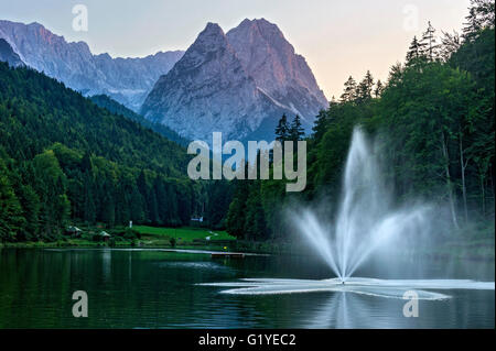 Rießersee mit Brunnen, Berge Schwarzkopf, mittleren und inneren Höllentalspitze, vorne und großen Waxenstein, Riez Stockfoto