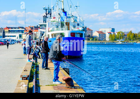 Karlskrona, Schweden - 5. Mai 2016: Echte Menschen im Alltag. Menschen stehen entlang dem Hafen Pier Fischerei nach Hering mit ro Stockfoto