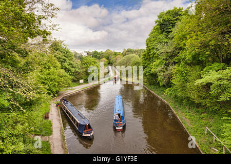 Narrowboats in Llangollen Kanal, gebaut von Thomas Telford, rangieren vor dem Überqueren der Chirk Aquädukt, der verbindet... Stockfoto