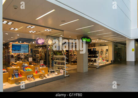 Schuh-Schuh-Shop im Regent Arcade, Regent Street in Cheltenham, Gloucestershire, UK Stockfoto