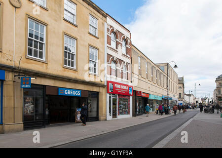 Greggs Bäckerei auf der High Street in Cheltenham, Gloucestershire, UK Stockfoto