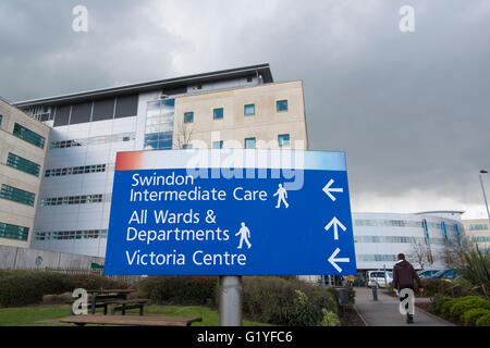 Schild mit Wegbeschreibungen zu Abteilungen an der Great Western Hospital in Swindon, Wiltshire, UK Stockfoto