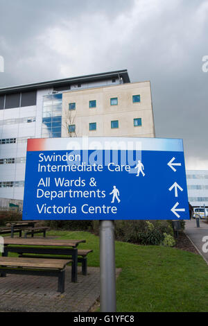 Schild mit Wegbeschreibungen zu Abteilungen an der Great Western Hospital in Swindon, Wiltshire, UK Stockfoto