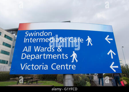 Schild mit Wegbeschreibungen zu Abteilungen an der Great Western Hospital in Swindon, Wiltshire, UK Stockfoto