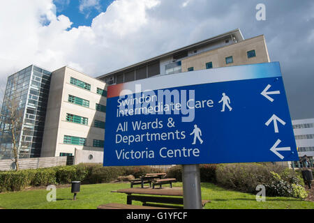 Schild mit Wegbeschreibungen zu Abteilungen an der Great Western Hospital in Swindon, Wiltshire, UK Stockfoto