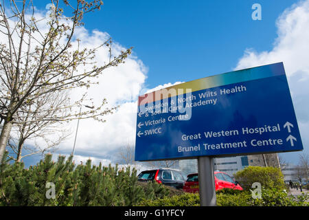 Schild mit Wegbeschreibungen zu Abteilungen an der Great Western Hospital in Swindon, Wiltshire, UK Stockfoto