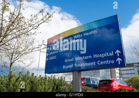 Schild mit Wegbeschreibungen zu Abteilungen an der Great Western Hospital in Swindon, Wiltshire, UK Stockfoto