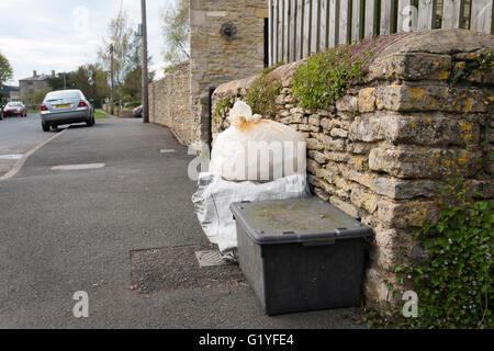 Müll und recycling-Taschen auf einer Straße in Fairford, Gloucestershire; UK Stockfoto