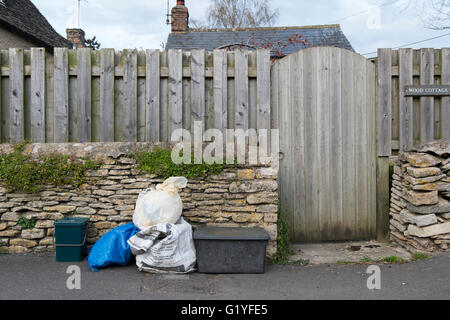 Müll und recycling-Taschen auf einer Straße in Fairford, Gloucestershire; UK Stockfoto