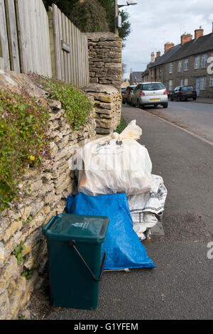 Müll und recycling-Taschen auf einer Straße in Fairford, Gloucestershire; UK Stockfoto