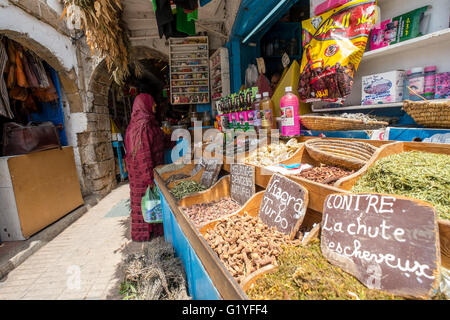 Pflanzliche Heilmittel auf den Verkauf innerhalb der belebten Medina (Altstadt) von Essaouira, Marokko Stockfoto
