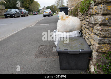 Müll und recycling-Taschen auf einer Straße in Fairford, Gloucestershire; UK Stockfoto