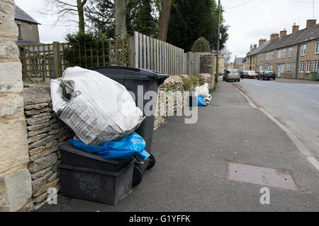 Müll und recycling-Taschen auf einer Straße in Fairford, Gloucestershire; UK Stockfoto