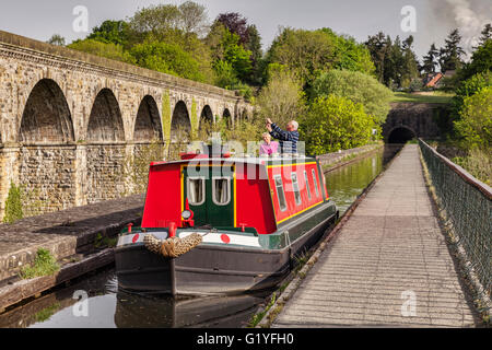 Älteres Paar in Narrowboat über Chirk Aquädukt und die Fotos von Eisenbahnviadukt, Chirk, County Borough Wrexham... Stockfoto