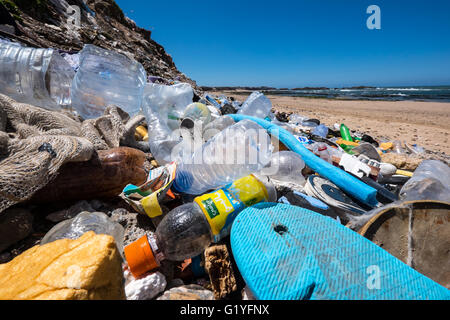 Müll abgeladen an einem Strand an der atlantischen Küste von Marokko Stockfoto