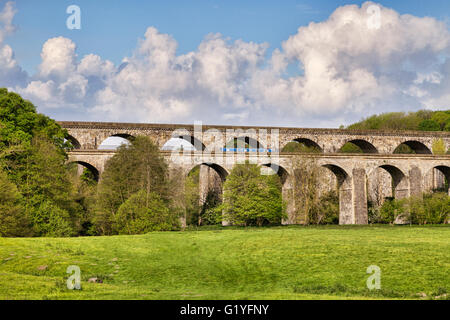 Chirk Aquädukt und Viadukt, mit einem Narrowboat über das Aquädukt, Chirk, ein UNESCO-Welterbe in County Borough von... Stockfoto