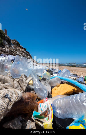 Müll abgeladen an einem Strand an der atlantischen Küste von Marokko Stockfoto