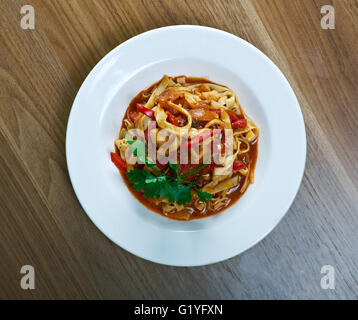 Fettuccine mit Tintenfisch. italienische Pasta. Stockfoto