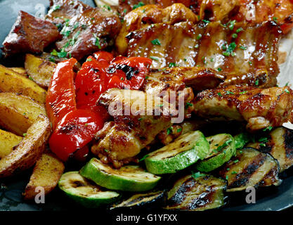 Schaschlik - Schaschlik. Verschiedene Arten Matte geröstet mit Gemüse closeup Stockfoto