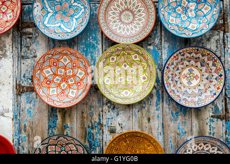Souvenir-Dekorplatten an einer Wand in Essaouira, Marokko Stockfoto