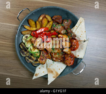 Schaschlik - Schaschlik. Verschiedene Arten Matte geröstet mit Gemüse closeup Stockfoto