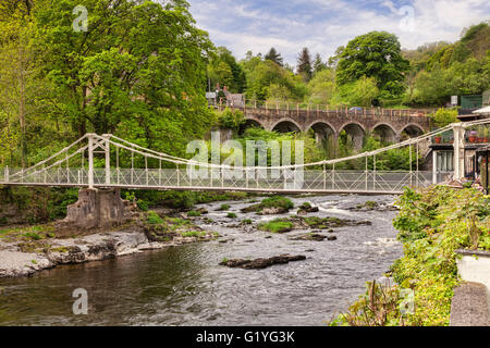 Die Kettenbrücke, gebaut im Jahre 1817 und vermutlich die älteste Kettenbrücke Verbindungen in der Welt, überqueren den Fluss Dee in der Nähe von... Stockfoto